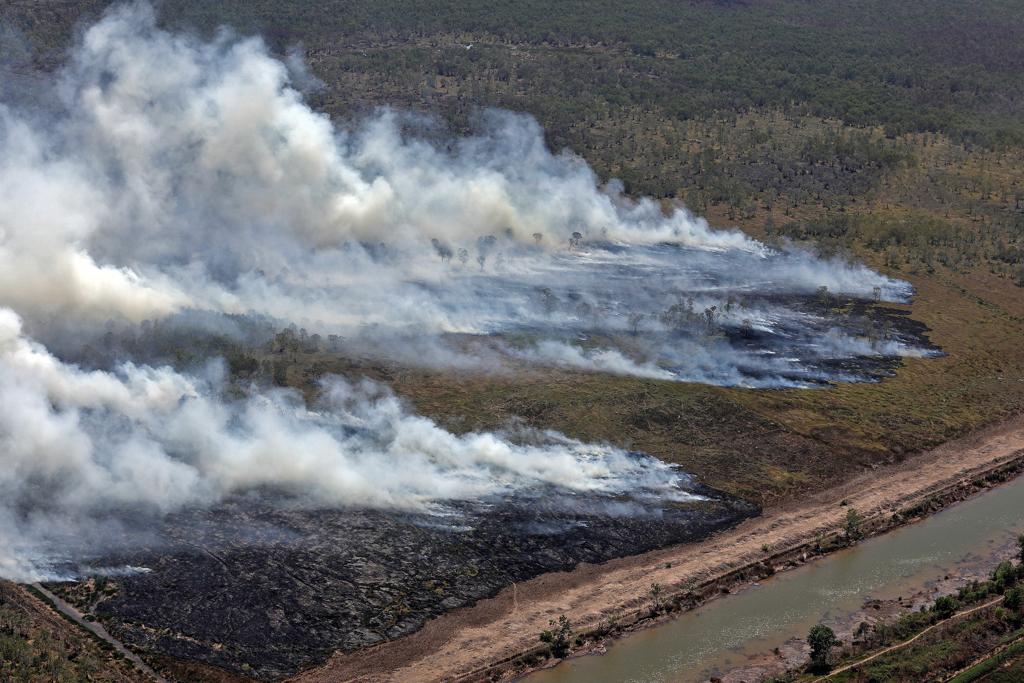Tinjauan udara penanganan kebakaran hutan dan lahan di Kalimantan Selatan.
